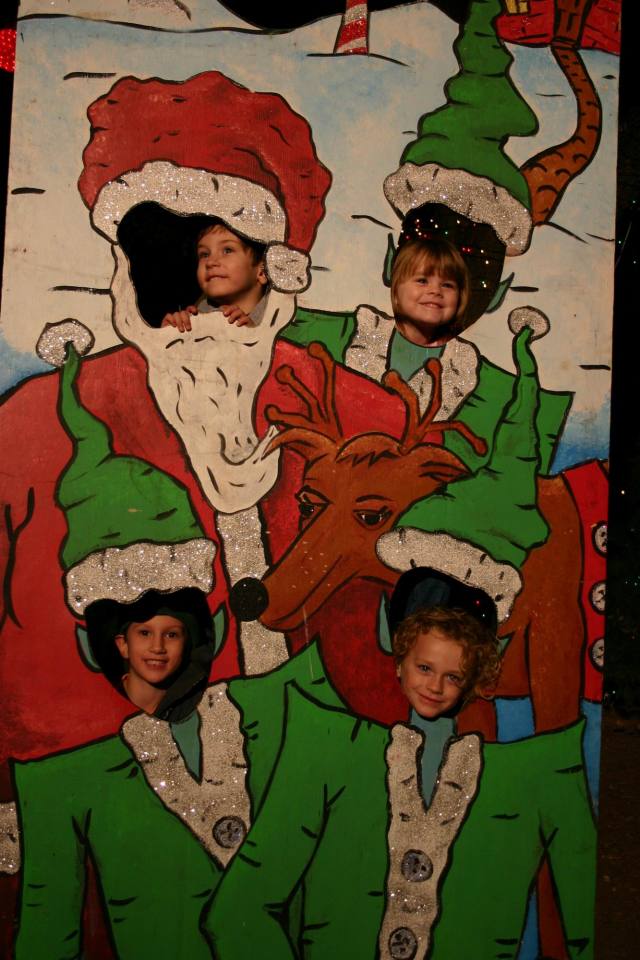 2005/12(Dec)/01(Christmas-Lights)/02(AustinTrail Lights)/640x480_2005-12-22-40.JPG